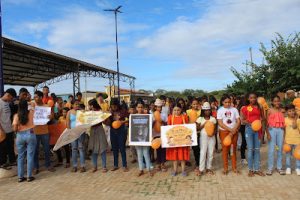 Prefeitura de Aroeiras do Itaim realiza caminhada alusiva ao Maio Laranja.