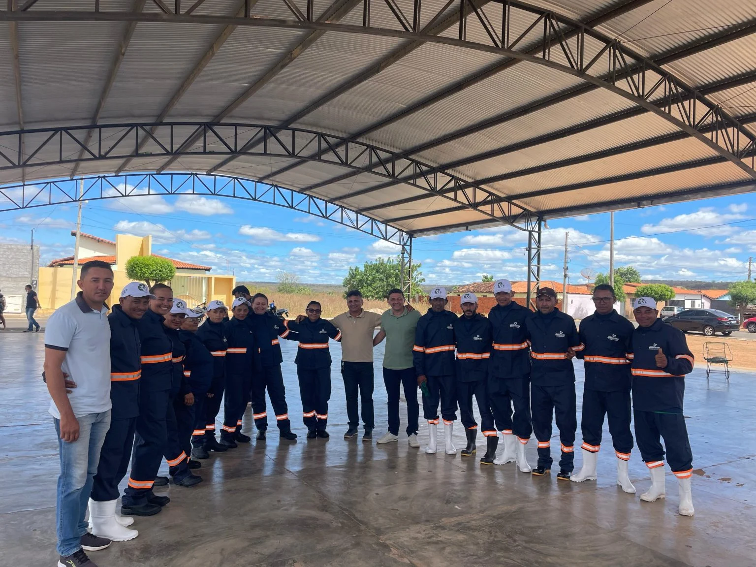 Profissionais da limpeza pública de Aroeiras do Itaim recebem novos uniformes e EPI’s.