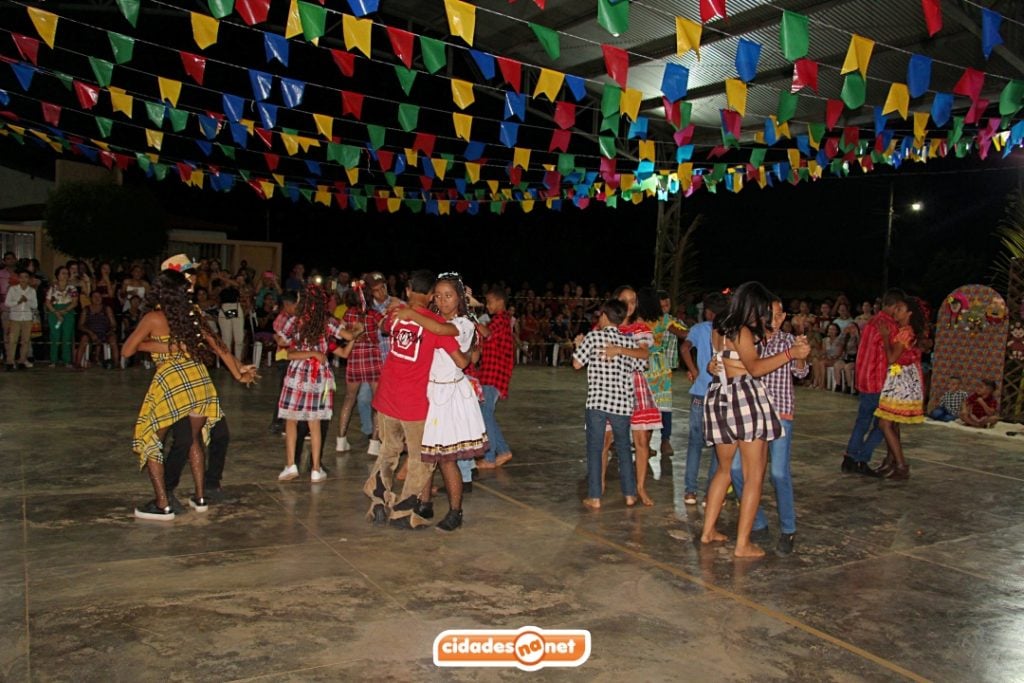 Arraiá Raízes do Sertão celebra tradição e cultura em Aroeiras do Itaim com grande participação popular.
