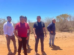 Prefeito e vice de Aroeiras do Itaim visitam lixão municipal e poliesportivo para acompanhar obras em andamento