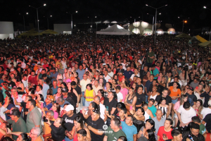 Multidão celebra os 26 anos de Aroeiras do Itaim com shows de Amado Batista, Forró Sacode, Ana Luísa e Isaias Forrozeiro