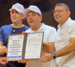 Governador Rafael Fonteles assina ordem de serviço para a reconstrução da PI 379 que liga Picos à cidade de Aroeiras do Itaim